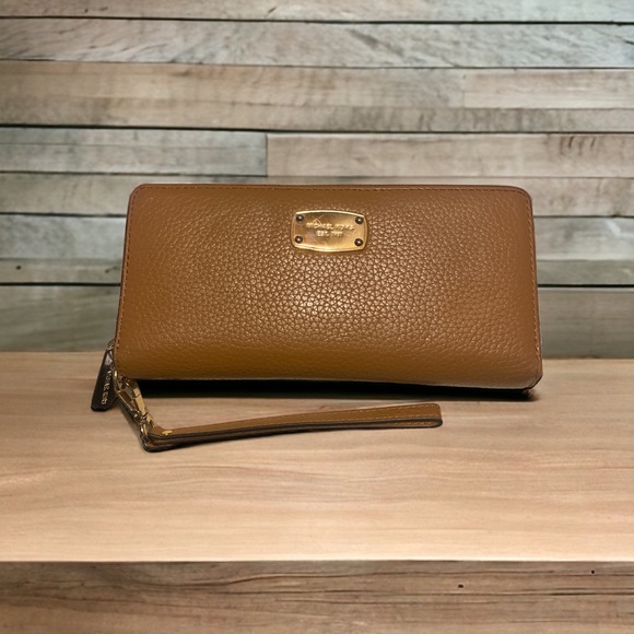 EUC Michael Kors bag and matching large wallet/wristlet - Picture 3 of 17